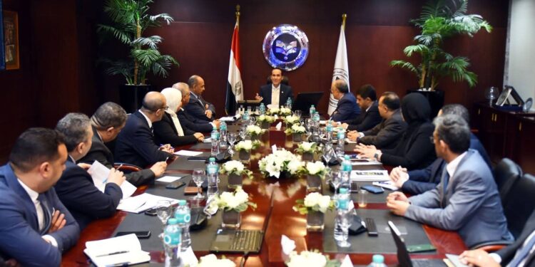 الرئيس التنفيذي لهيئة الاستثمار يتابع خطط التوسع بالمناطق الحرة والاستثمارية وميكنة خدمات المستثمرين