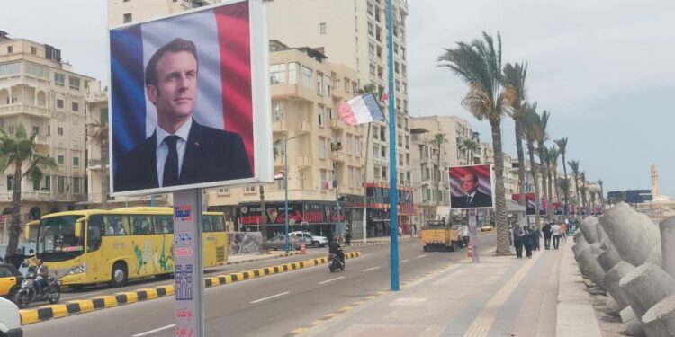 الإسكندرية تتزين لاستقبال ماكرون.. استعدادات مكثفة لافتتاح جامعة سنجور ببرج العرب