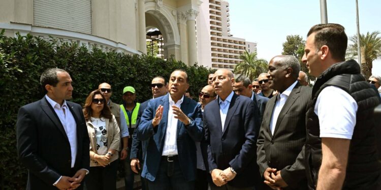 رئيس الوزراء يتفقد تطوير قصر التحرير لإحياء طابعه التراثي