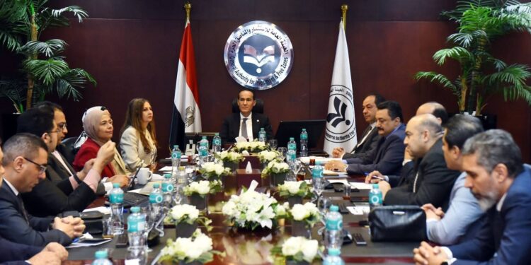الرئيس التنفيذي للهيئة العامة للاستثمار يتابع خطط التطوير المؤسسي والتحول الرقمي لقطاع الأداء الاقتصادي