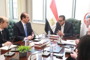 وزير الصحة والسكان يناقش مقترح إطلاق حملة وطنية شاملة لرفع الوعي بالأمراض غير المعدية وتعزيز التغيير السلوكي