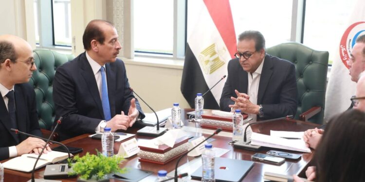وزير الصحة والسكان يناقش مقترح إطلاق حملة وطنية شاملة لرفع الوعي بالأمراض غير المعدية وتعزيز التغيير السلوكي