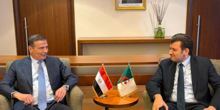 وزير الزراعة يبحث مع نظيره الجزائري تعزيز التعاون المشترك وتحقيق الأمن الغذائي المستدام على هامش فعاليات المعرض الدولي للفلاحة