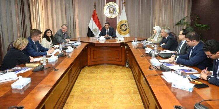 وزير الصناعة يبحث مع مدير مكتب منظمة العمل الدولية بالقاهرة مشروعات المنظمة الحالية والمستقبلية لتعزيز الإنتاجية وتوفير بيئة العمل اللائقة
