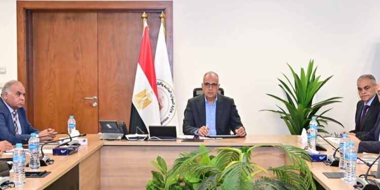 وزير الموارد المائية والري يتابع حالة المنظومة المائية بمحافظة البحيرة ويؤكد استمرار الجاهزية التامة لاستيفاء كافة الاحتياجات المائية الحالية