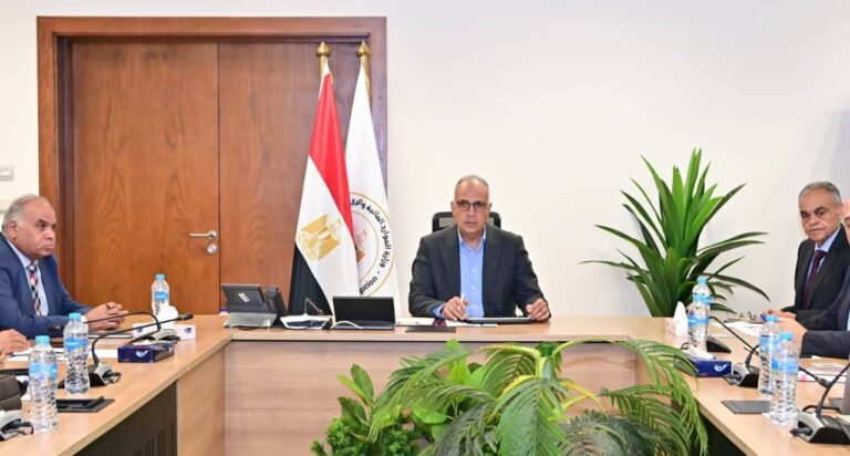 وزير الموارد المائية والري يتابع حالة المنظومة المائية بمحافظة البحيرة ويؤكد استمرار الجاهزية التامة لاستيفاء كافة الاحتياجات المائية الحالية