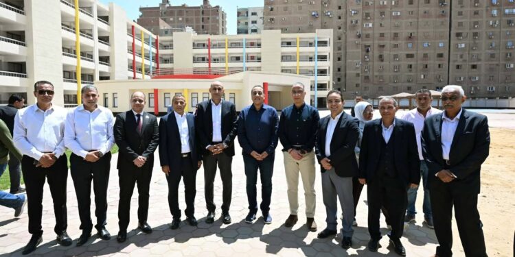 رئيس الوزراء يستجيب لطلبات نواب الجيزة ويؤكد العمل على استكمال مشروعات الصرف الصحي ومنظومة النظافة وإنشاء مدارس إضافية