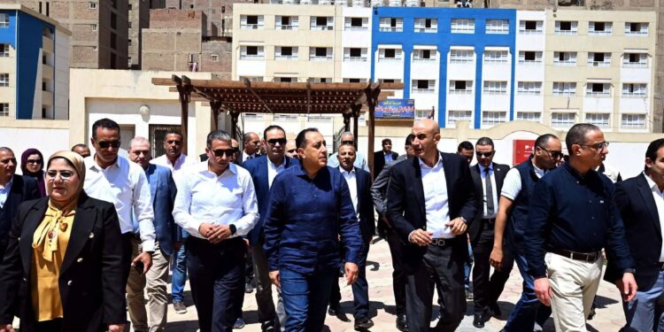 رئيس الوزراء يتفقد مجمع بولاق الدكرور التعليمي بالجيزة ويؤكد أهمية التوسع في تدريس البرمجة والذكاء الاصطناعي والثقافة المالية للطلاب