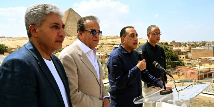 رئيس الوزراء يعلن في مؤتمر صحفي بالجيزة تراجع كثافة الفصول المدرسية واكتمال محور عمرو بن العاص ويؤكد إعداد مخطط تفصيلي لتطوير نزلة السمان حضارياً