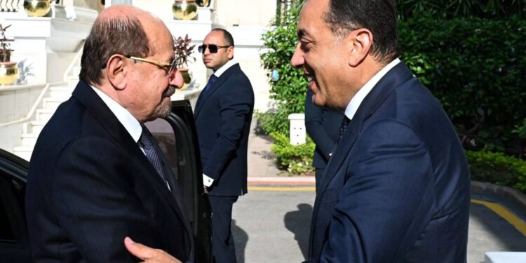 رئيس الوزراء يلتقي نظيره اليمني بالقاهرة ويبحثان تعزيز التعاون الثنائي والتنسيق المشترك لمواجهة التحديات الإقليمية