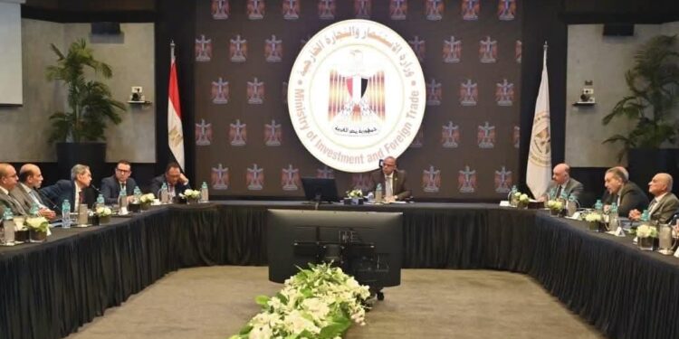 وزير الاستثمار يلتقي اتحاد الغرف التجارية لبحث تعزيز كفاءة الأداء التصديري ورفع تنافسية المنتج المصري في الأسواق العالمية