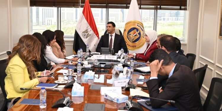وزير الصناعة يبحث مع “مؤسسة ساويرس” سبل تعزيز التعاون في مجال التعليم الفني واستحداث برنامج تدريبي بجودة عالمية