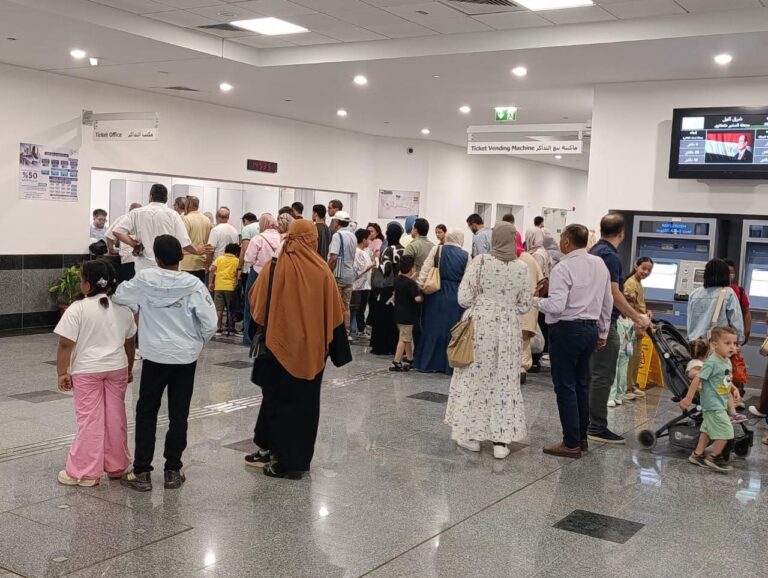 إقبال جماهيري لافت على مونوريل شرق النيل في ثالث أيام عيد الأضحى لزيارة العاصمة الإدارية الجديدة