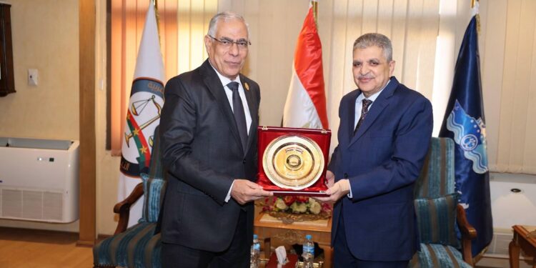الفريق أسامة ربيع يستقبل النائب العام