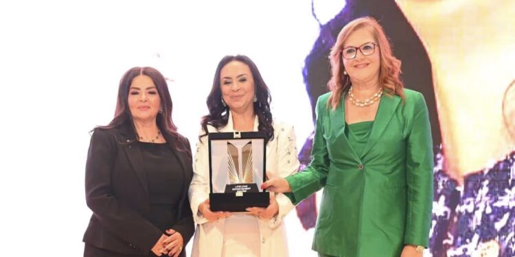 مايا مرسي تتقلد جائزة الإنجاز مدى الحياة
