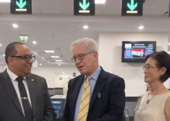 السفير الأمريكي يشيد بالمونوريل