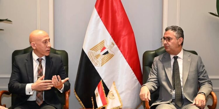 وزير التموين يكرم مفتشاً بمديرية تموين الإسكندرية تعرض لاعتداء خلال حملة رقابية في عيد الأضحى