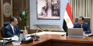 رئيس الوزراء يستعرض ملفات قطاع الاتصالات، ووزير الاتصالات يعلن: مستهدفون ٦ مليارات دولار صادرات تعهيد وإنتاج ١٥ مليون هاتف محمول محليّاً