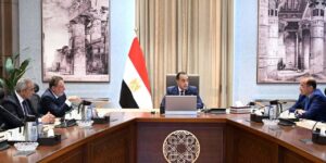 رئيس الوزراء يعقد اجتماعاً مع محافظ البنك المركزي ووزير المالية لتأمين اعتمادات السلع والاحتياطيات الأجنبية