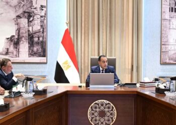 رئيس الوزراء يعقد اجتماعاً مع محافظ البنك المركزي ووزير المالية لتأمين اعتمادات السلع والاحتياطيات الأجنبية