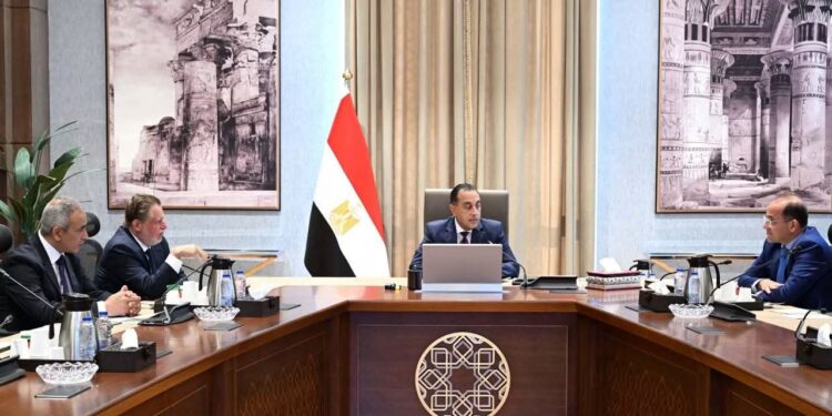 رئيس الوزراء يعقد اجتماعاً مع محافظ البنك المركزي ووزير المالية لتأمين اعتمادات السلع والاحتياطيات الأجنبية