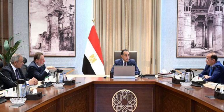 رئيس الوزراء يعقد اجتماعاً مع محافظ البنك المركزي ووزير المالية لتأمين اعتمادات السلع والاحتياطيات الأجنبية