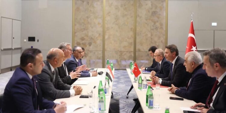 وزير البترول يبحث مع نظيره التركي إحداث نقلة نوعية في قطاعي الطاقة والتعدين ويناقش فرص التنقيب عن الذهب بالصحراء الشرقية