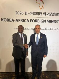 وزير الخارجية يلتقي نظيره الجنوب سوداني لبحث العلاقات الثنائية ويؤكد ضرورة الالتزام بالقانون الدولي ورفض الإجراءات الأحادية في ملف النيل