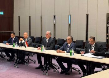 وزير البترول يبحث مع نظيره الأذربيجاني في باكو تعميق الشراكة بقطاع الطاقة وتوسيع التعاون بين “هيئة البترول” و”سوكار”