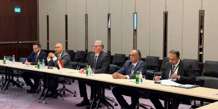 وزير البترول يبحث مع نظيره الأذربيجاني في باكو تعميق الشراكة بقطاع الطاقة وتوسيع التعاون بين “هيئة البترول” و”سوكار”