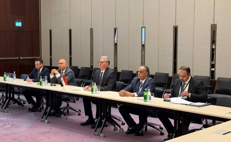وزير البترول يبحث مع نظيره الأذربيجاني في باكو تعميق الشراكة بقطاع الطاقة وتوسيع التعاون بين “هيئة البترول” و”سوكار”
