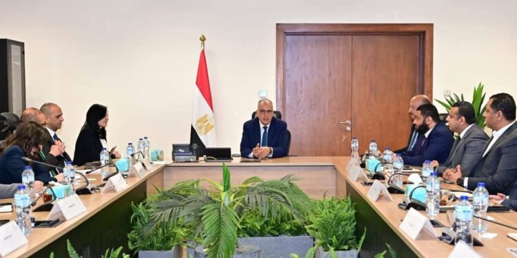 وزير الري يلتقي كبرى الشركات الوطنية لبدء تفعيل آلية بـ ١٠٠ مليون دولار لتنفيذ مشروعات تنموية بدول حوض النيل الجنوبي