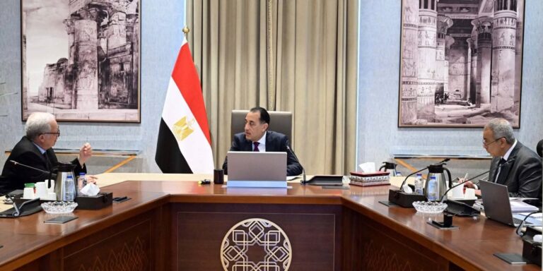 رئيس الوزراء يتابع خطة إعادة هيكلة ٥٩ هيئة اقتصادية ويوجه بوضع جدول زمني لعمليات الدمج والإلغاء