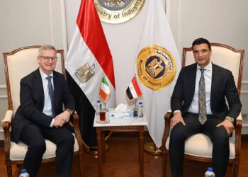 وزير الصناعة يبحث مع سفير أيرلندا بالقاهرة توطين التكنولوجيا ومقترح تدشين مجلس أعمال مشترك