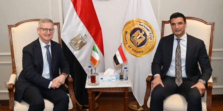 وزير الصناعة يبحث مع سفير أيرلندا بالقاهرة توطين التكنولوجيا ومقترح تدشين مجلس أعمال مشترك