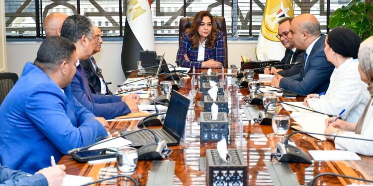 وزيرة البيئة تبحث مع «هيبكا» إدارة ٤٠٠ طن مخلفات يوميّاً وتوجه بالتوسع في الشمندورات ومواقع الغوص البديلة بالبحر الأحمر وجنوب سيناء