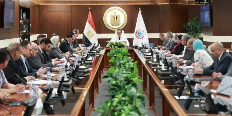 وزير الصحة يمهل القطاعات ٧ أيام لإنهاء لوجستيات ٧٠ منشأة طبية تمهيداً للإطلاق التجريبي للتأمين الشامل بالمنيا