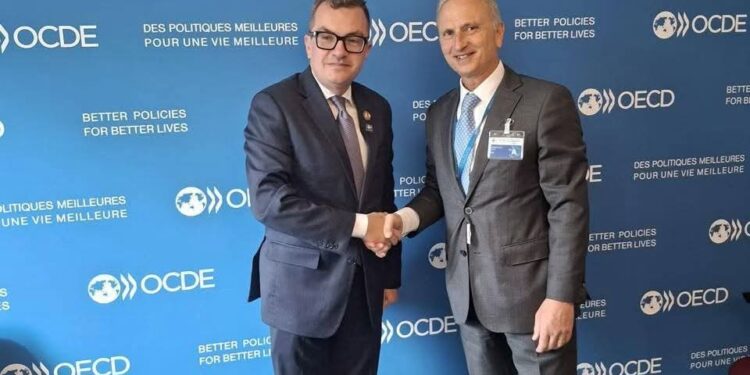 وزير التخطيط يبحث بباريس ترتيبات استضافة مصر للاجتماع الوزاري لمنظمة (OECD) وصياغة مرحلة جديدة من التعاون