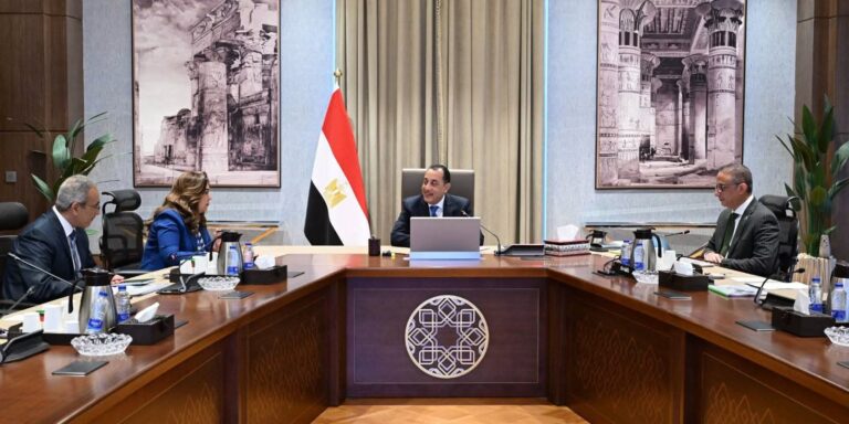 رئيس الوزراء يوجه بدعم منظومة النظافة مالياً ويبحث البت في ٩٧٪ من طلبات التصالح