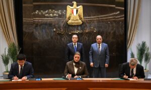 مدبولي يشهد توقيع اتفاق لإنشاء أول مصنع لتوربينات الرياح في مصر ومشروع عملاق لتوليد الكهرباء بقدرة 2000 ميجاوات
