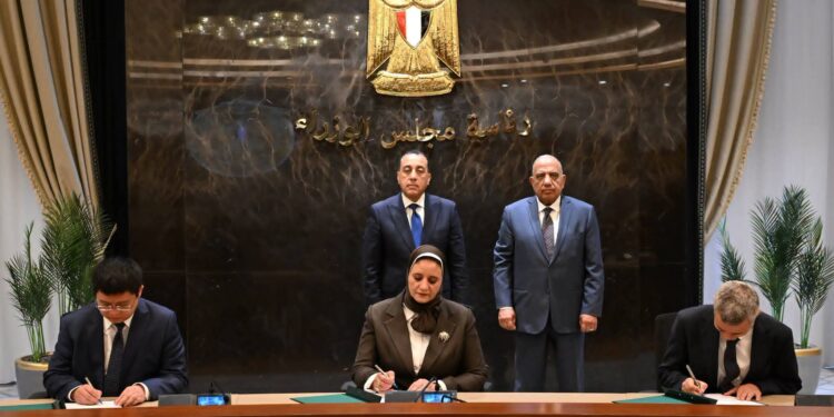 مدبولي يشهد توقيع اتفاق لإنشاء أول مصنع لتوربينات الرياح في مصر ومشروع عملاق لتوليد الكهرباء بقدرة 2000 ميجاوات