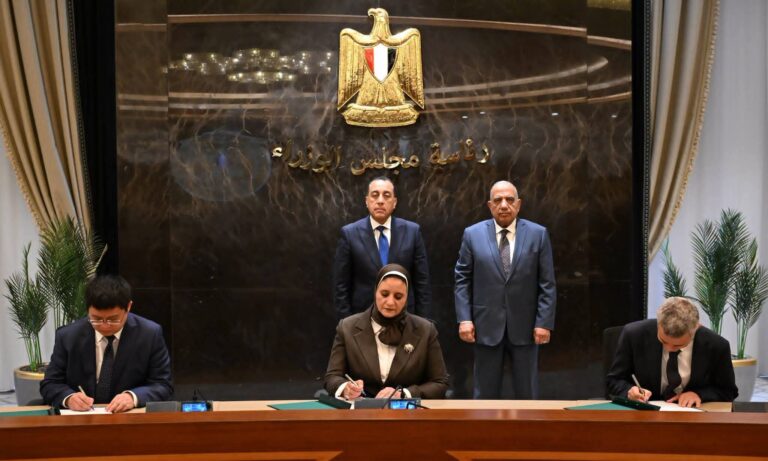مدبولي يشهد توقيع اتفاق لإنشاء أول مصنع لتوربينات الرياح في مصر ومشروع عملاق لتوليد الكهرباء بقدرة 2000 ميجاوات