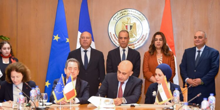 مصر وفرنسا توقعان 8 اتفاقيات لدعم الصحة والتعليم والصناعة الخضراء بمئات الملايين من اليورو      
