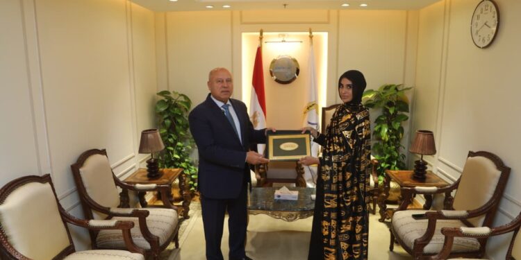 وزير النقل يكرم “سيدة أسوان” ويعينها بشركة قطارات النوم