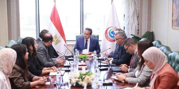 وزارة الصحة تبحث تطبيق تقنيات الذكاء الاصطناعي بالمستشفيات الذكية