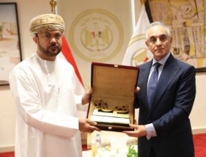 وزير العدل يستعرض تجربة التحول الرقمي أمام وفد قضائي من سلطنة عُمان