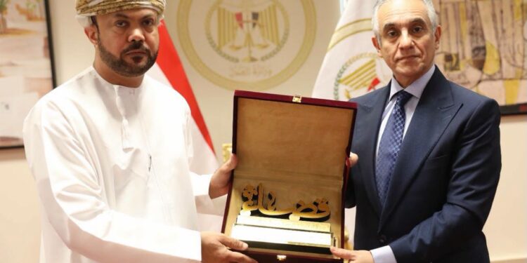 وزير العدل يستعرض تجربة التحول الرقمي أمام وفد قضائي من سلطنة عُمان