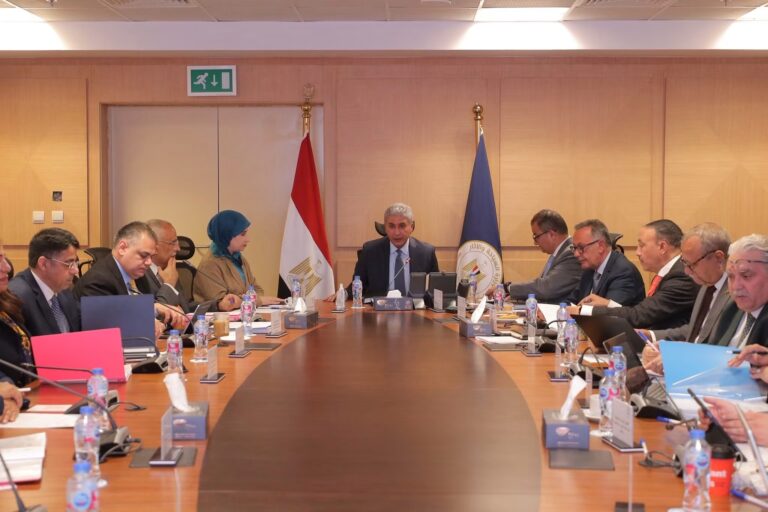 وزير السياحة يترأس اجتماع المجلس الأعلى للآثار