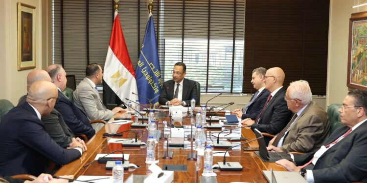 وزير الاتصالات يعلن إطلاق مركز إقليمي لشركة (EY) بمصر لتوفير ١٠٠٠ فرصة عمل استشارية لعام ٢٠٢٦