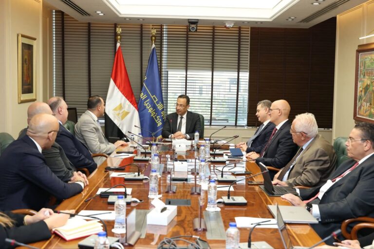 وزير الاتصالات يعلن إطلاق مركز إقليمي لشركة (EY) بمصر لتوفير ١٠٠٠ فرصة عمل استشارية لعام ٢٠٢٦